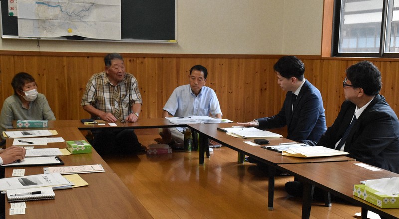 新潟水俣病の患者ら（左）と懇談するトライグループの社員ら＝阿賀町で2025年8月20日午後1時13分、戸田紗友莉撮影