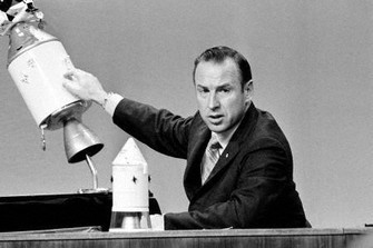 模型を使って宇宙船アポロ13号の事故について説明するジェームズ・ラベルさん＝1970年4月、米テキサス州（AP＝共同）