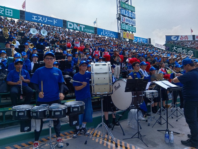 三塁側アルプススタンドで演奏する東洋大姫路の応援団＝阪神甲子園球場で2025年8月15日、川村咲平撮影