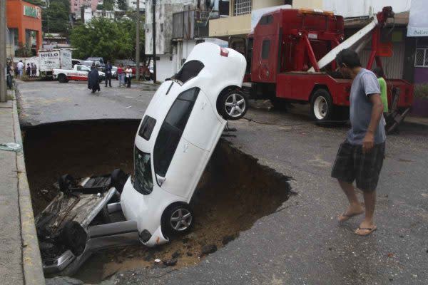 Mujer cae a socavón de 6 metros de profundidad en Gustavo A. Madero; esperó 30 minutos por rescate