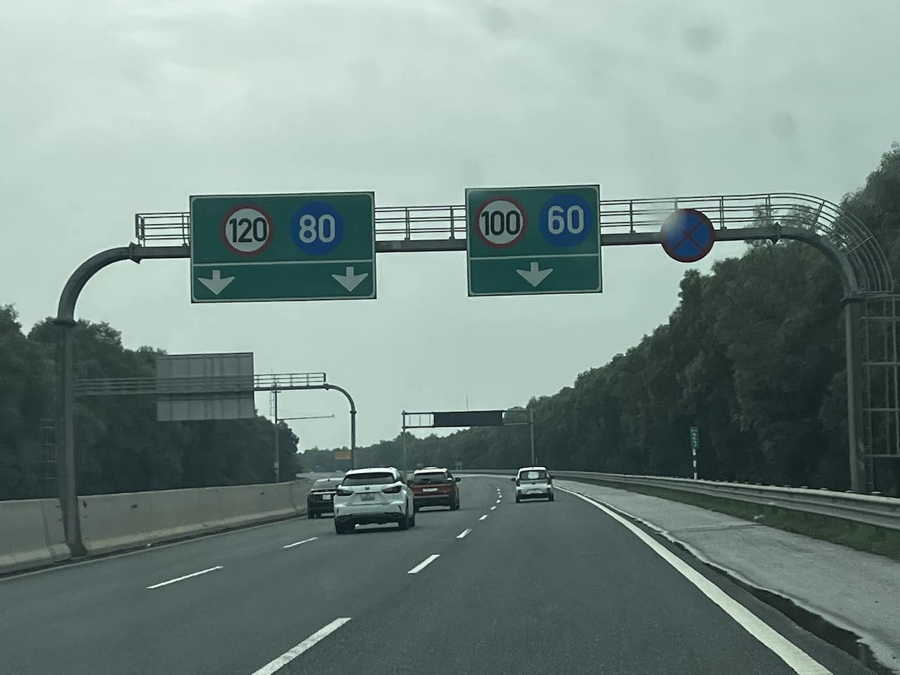 Giảm tốc độ tối đa làn 2 cao tốc xuống 100km/h: Có đánh đố tài xế?