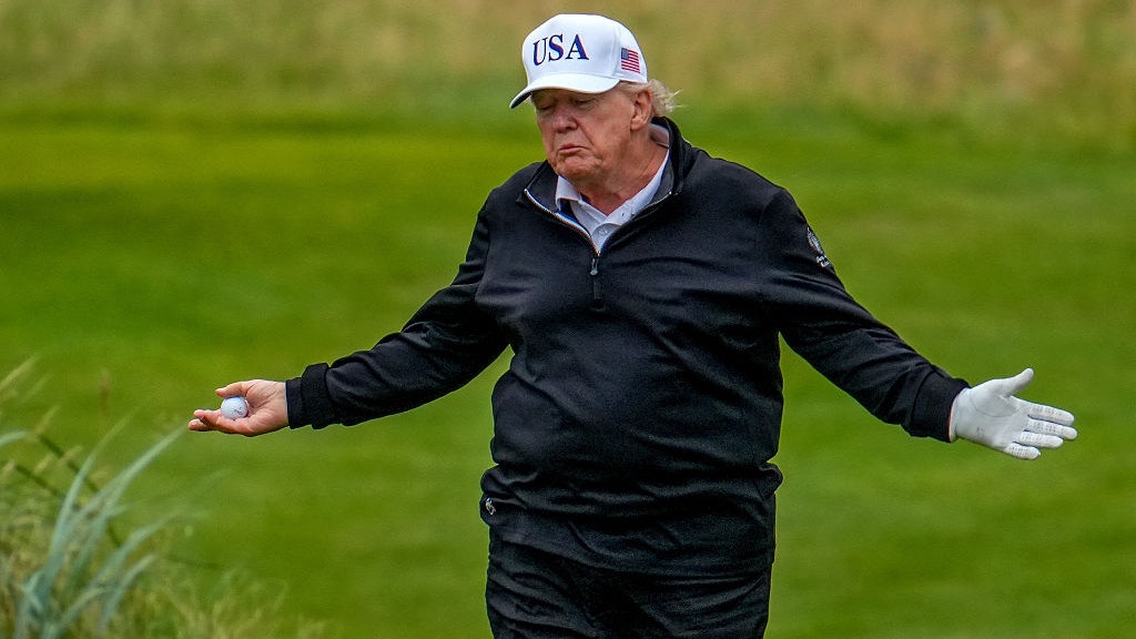 特朗普打golf都要作弊？　球僮疑似偷偷將球放更有利位置｜有片