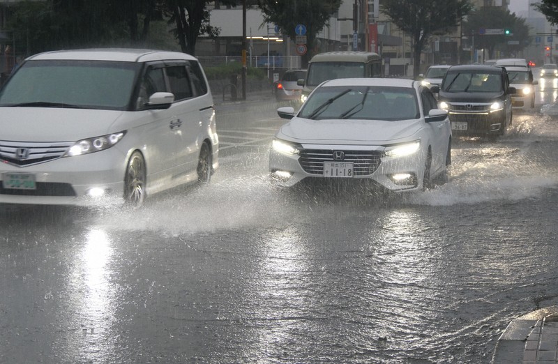 8月に「時季外れ」の大雨なぜ降った?　梅雨のような気圧配置