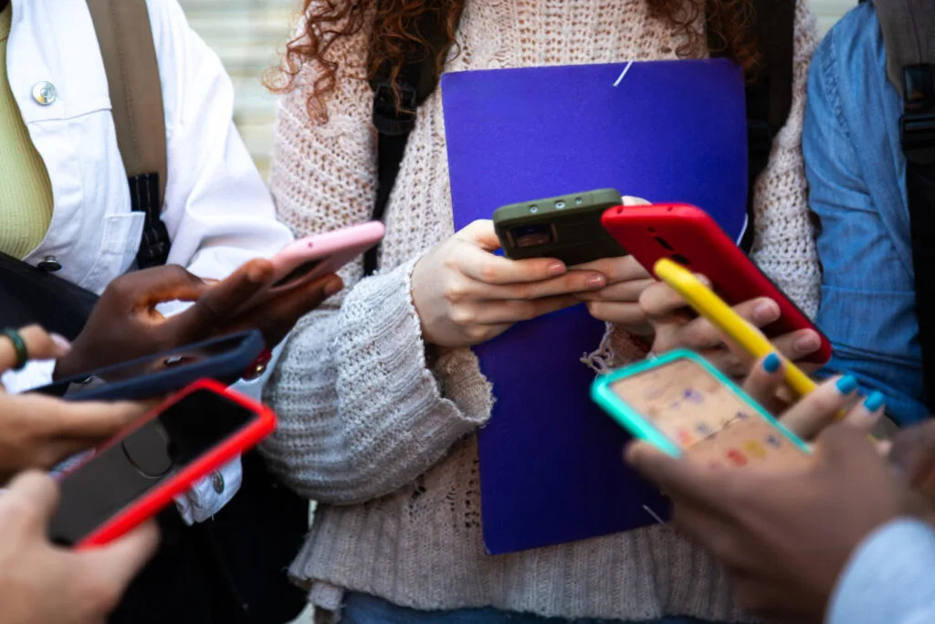 New academic year brings new curbs on electronic communications in Kentucky public schools