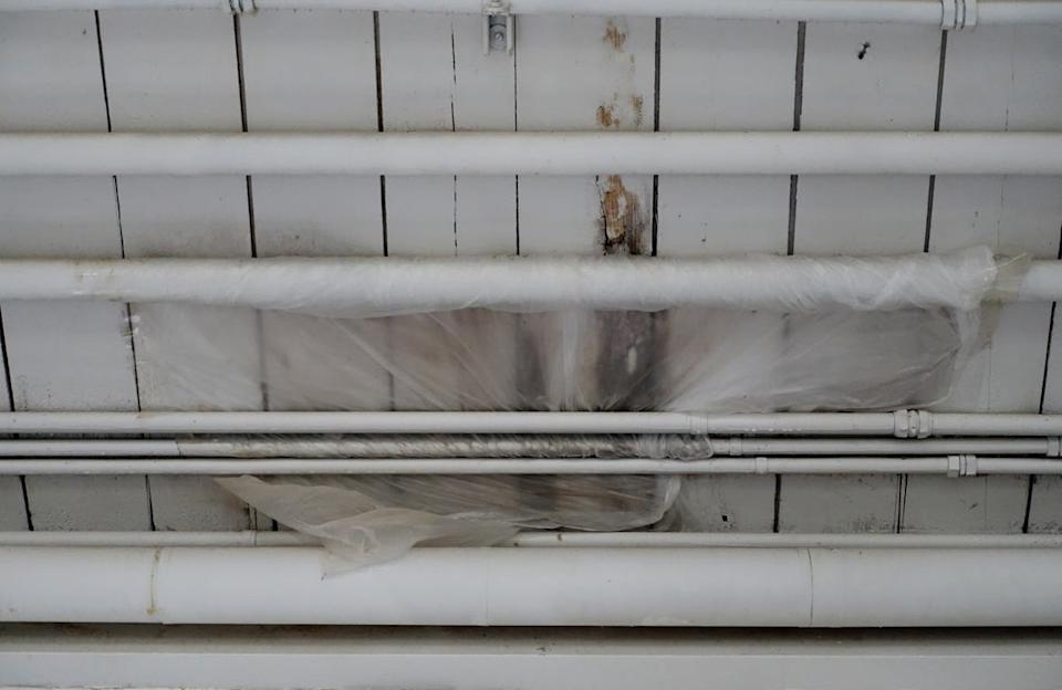 Se metió plástico en un agujero del techo donde había pruebas de filtraciones de agua (Foto suministrada)