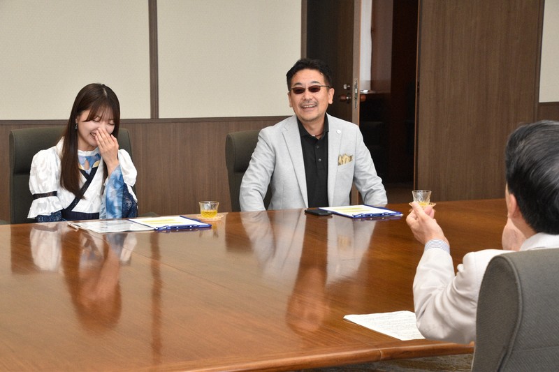 服部誠太郎・福岡県知事(手前)と歓談する、ばってん少女隊・上田理子さん(奥左)とエフエム福岡パーソナリティーのTOGGYさん=県庁で2025年8月28日午前10時7分、成松秋穂撮影