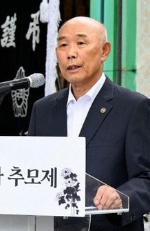 6日、韓国・陜川で開かれた原爆犠牲者の慰霊式で発言する韓国原爆被害者協会の李圭烈会長(共同)