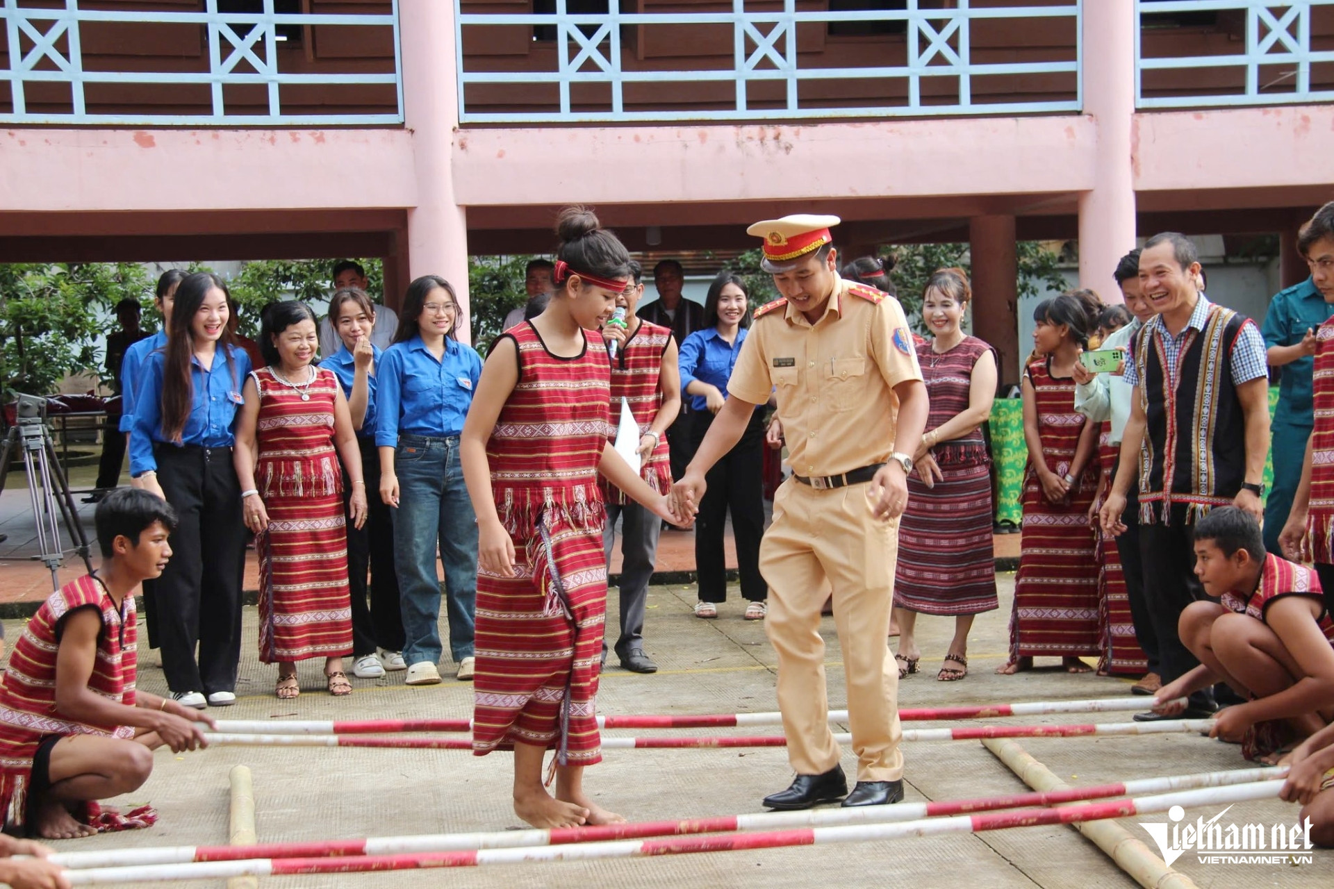 Hình ảnh công an 'hóa thân' trai bản nhảy sạp, đẩy gậy cùng dân làng Chơro
