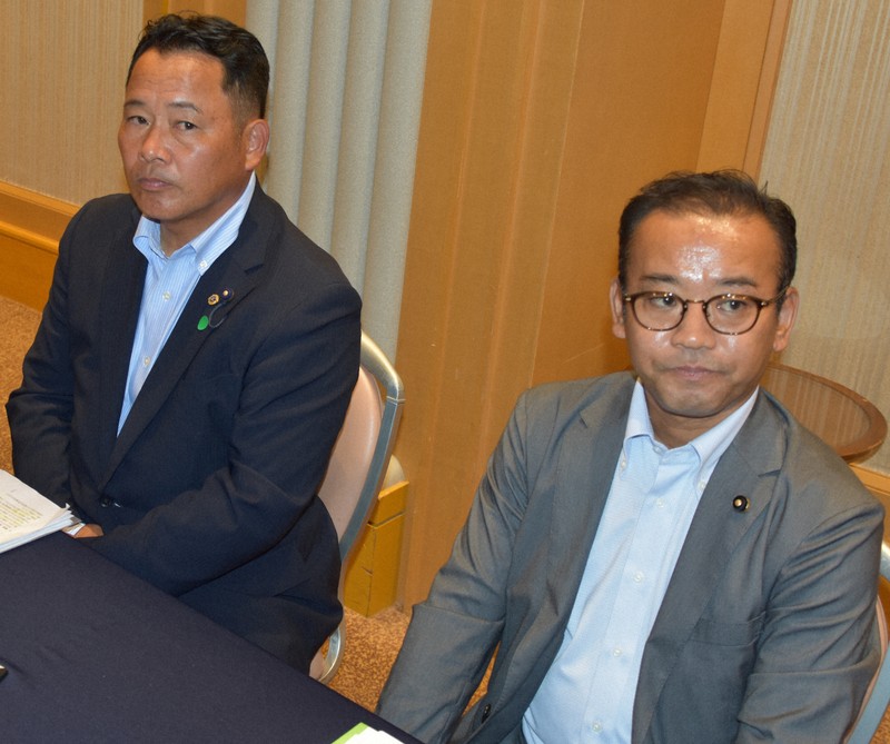 参院選の敗因を説明する岩崎友一・自民党岩手県連会長代理（右）＝盛岡市で2025年8月23日午後2時30分、山田英之撮影