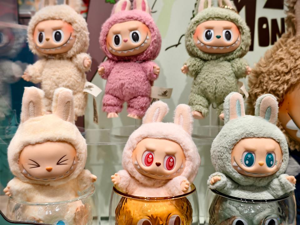 Labubu: los muñecos peludos que se convirtieron en las musas más diminutas (y virales) de la moda