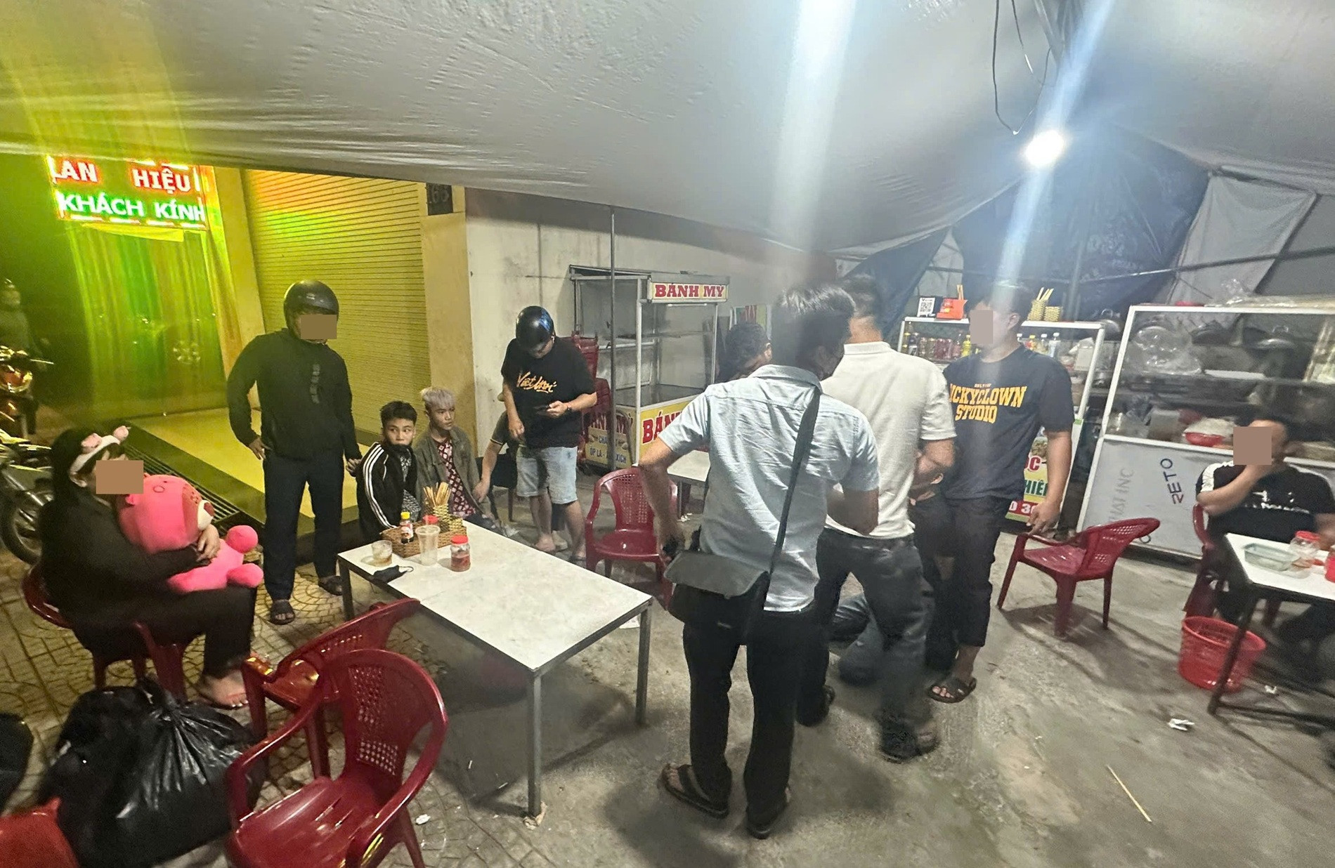 Ép bé gái 13 tuổi làm tiếp viên rồi bán cho nhiều chủ quán karaoke