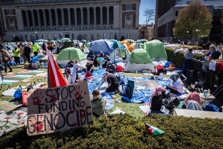 Un cartel se encuentra en el campamento de manifestación pro-palestino en la Universidad de Columbia en Nueva York, el lunes 22 de abril de 2024
