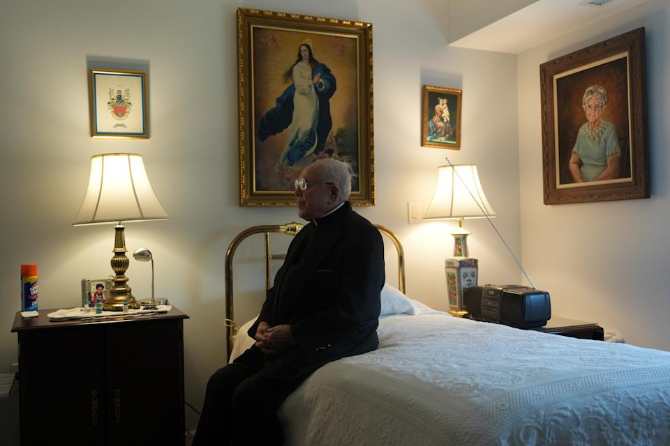 El padre James Kelly se sienta en su apartamento en la comunidad de retiro Normandy Farms Estates el miércoles 18 de junio de 2025, en Blue Bell, Pensilvania. (AP Foto/Luis Andrés Henao)