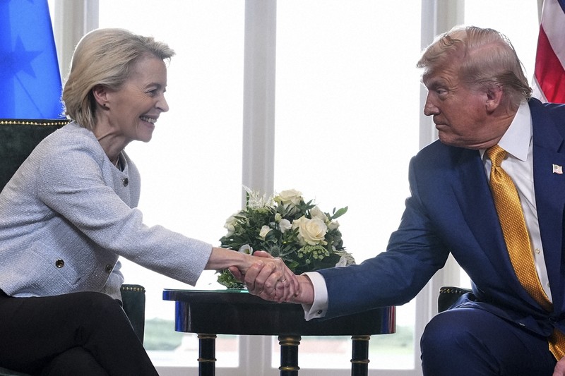 握手を交わすトランプ米大統領と欧州連合（EU）のフォンデアライエン欧州委員長＝英北部スコットランドで2025年7月27日、AP