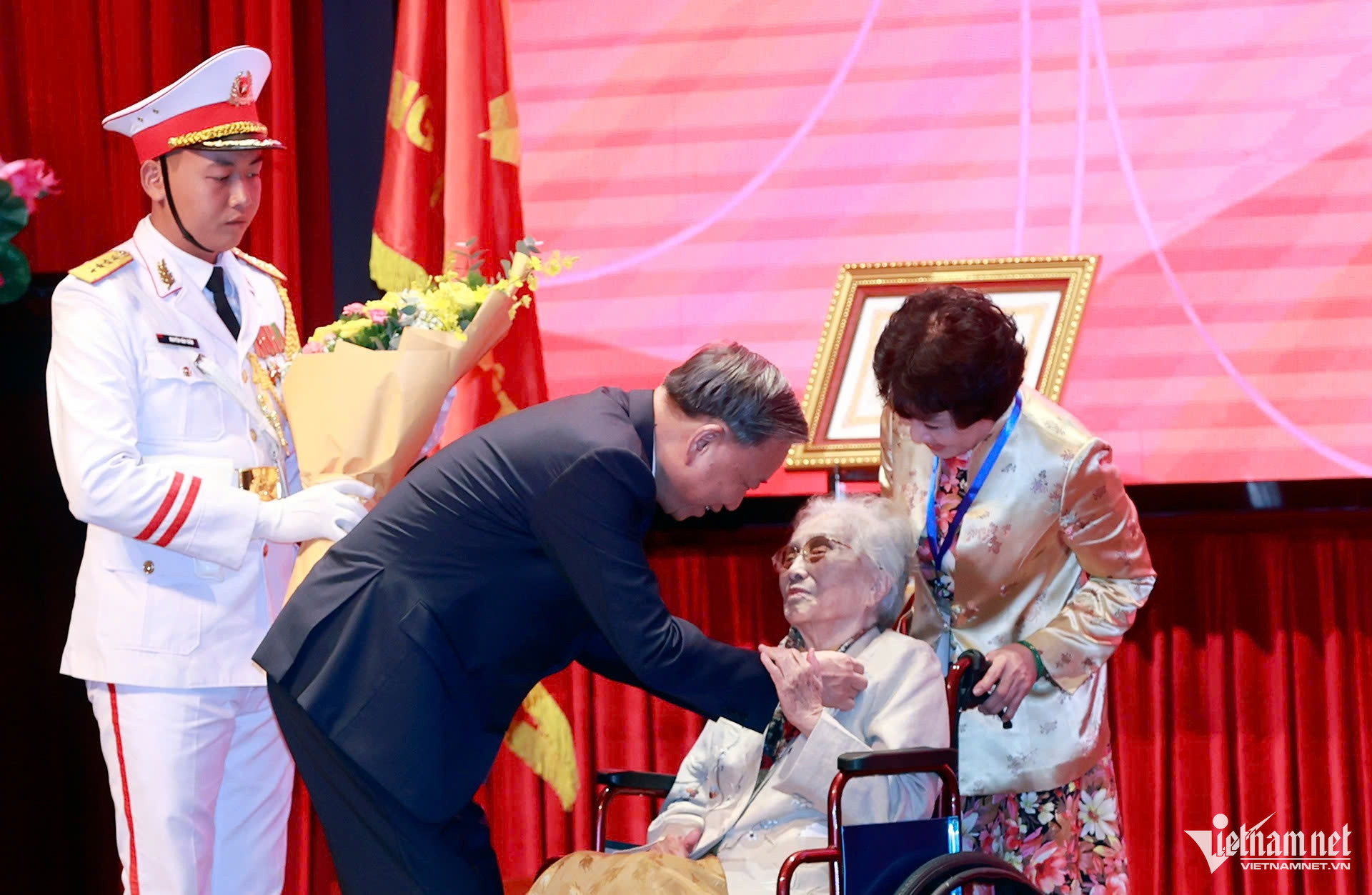 Tổng Bí thư Tô Lâm trao danh hiệu Anh hùng Lao động tặng bà Nguyễn Thị Bình