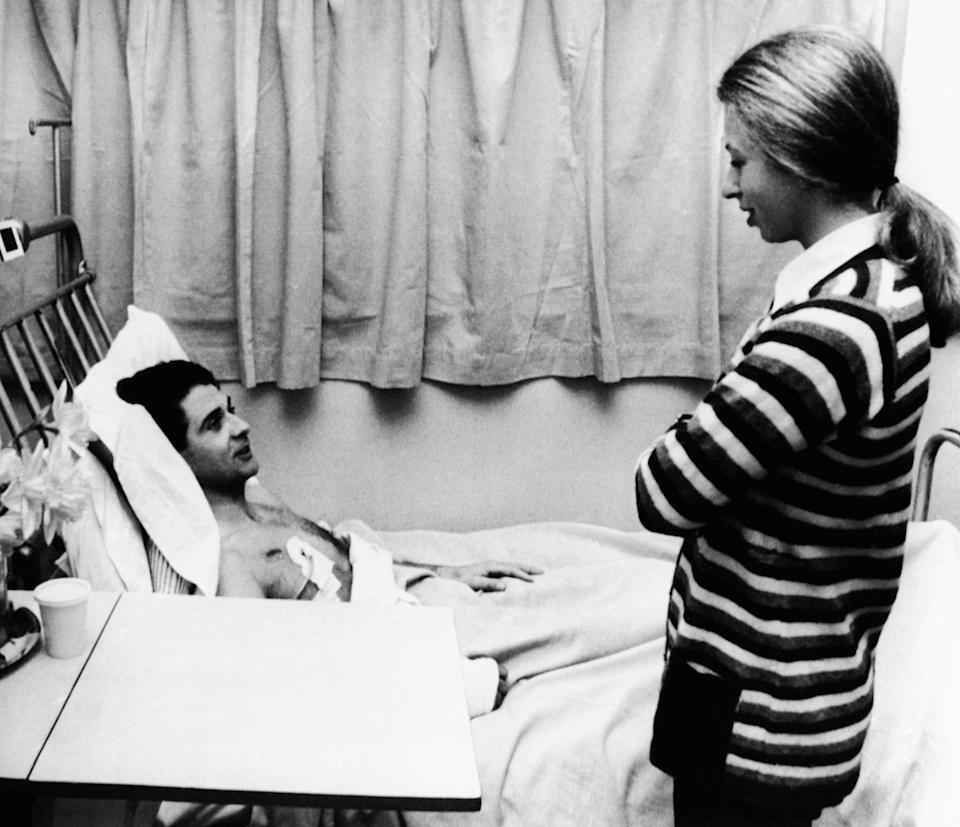 La princesa Ana hablando con su guardaespaldas privado, el inspector James Beaton, de 30 años, internado en el Hospital Westminster de Londres, el 25 de marzo de 1974. (AP Photo)