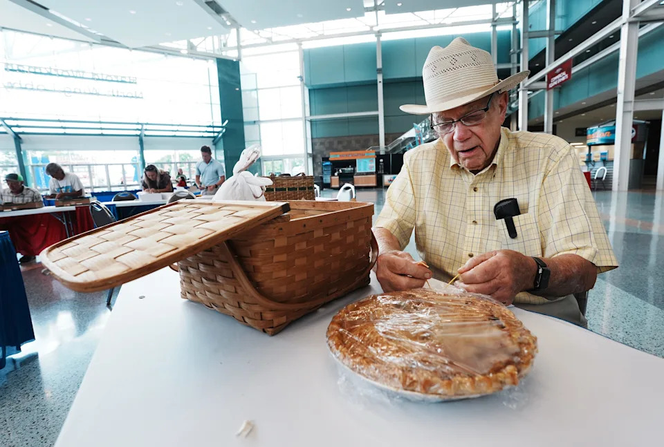 95-year-old man eyes win in 2025 Kentucky State Fair apple pie, pound cake contests