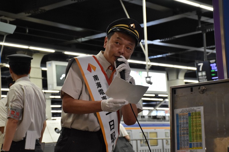 「中川家」礼二さんが一日駅長　南海電鉄の創業140周年イベントで
