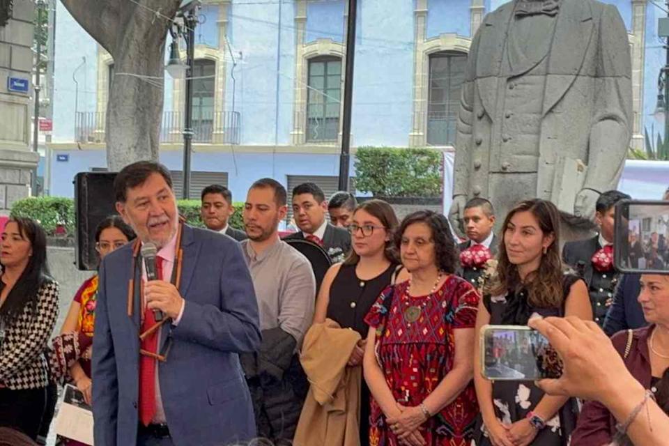 Con tamales, mariachis y música barroca, Fernández Noroña cierra su presidencia en el Senado