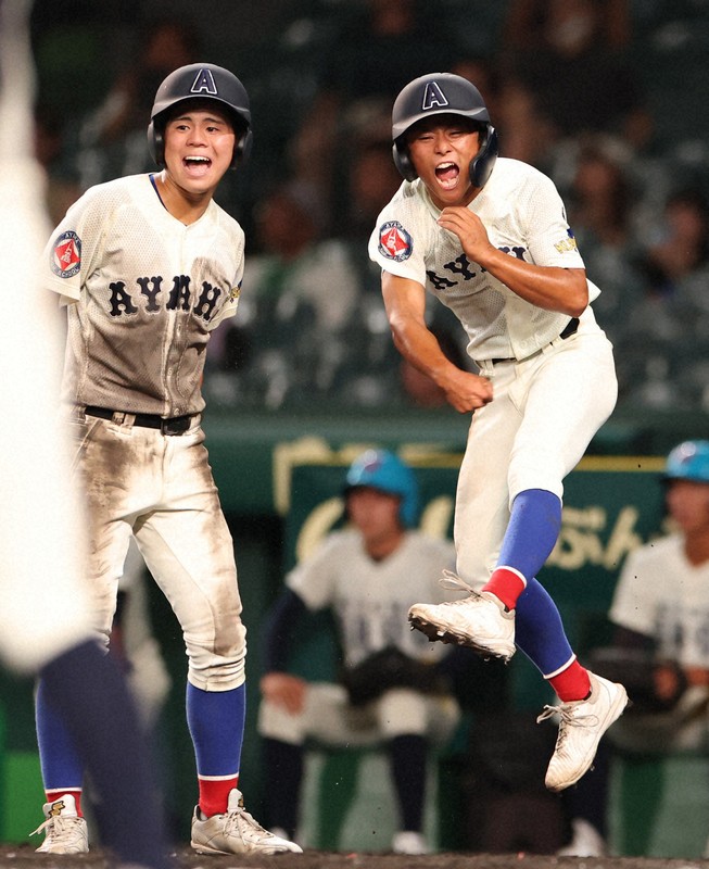 【綾羽－高知中央】延長タイブレーク十回表綾羽無死一、二塁、北川の三塁打で生還し喜ぶ二塁走者・田代（右）＝阪神甲子園球場で2025年8月8日、岩本一希撮影