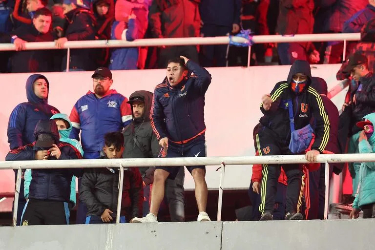 Independiente vs U de Chile: una noche de violencia desmadrada que la policía no previno y pudo terminar aún peor