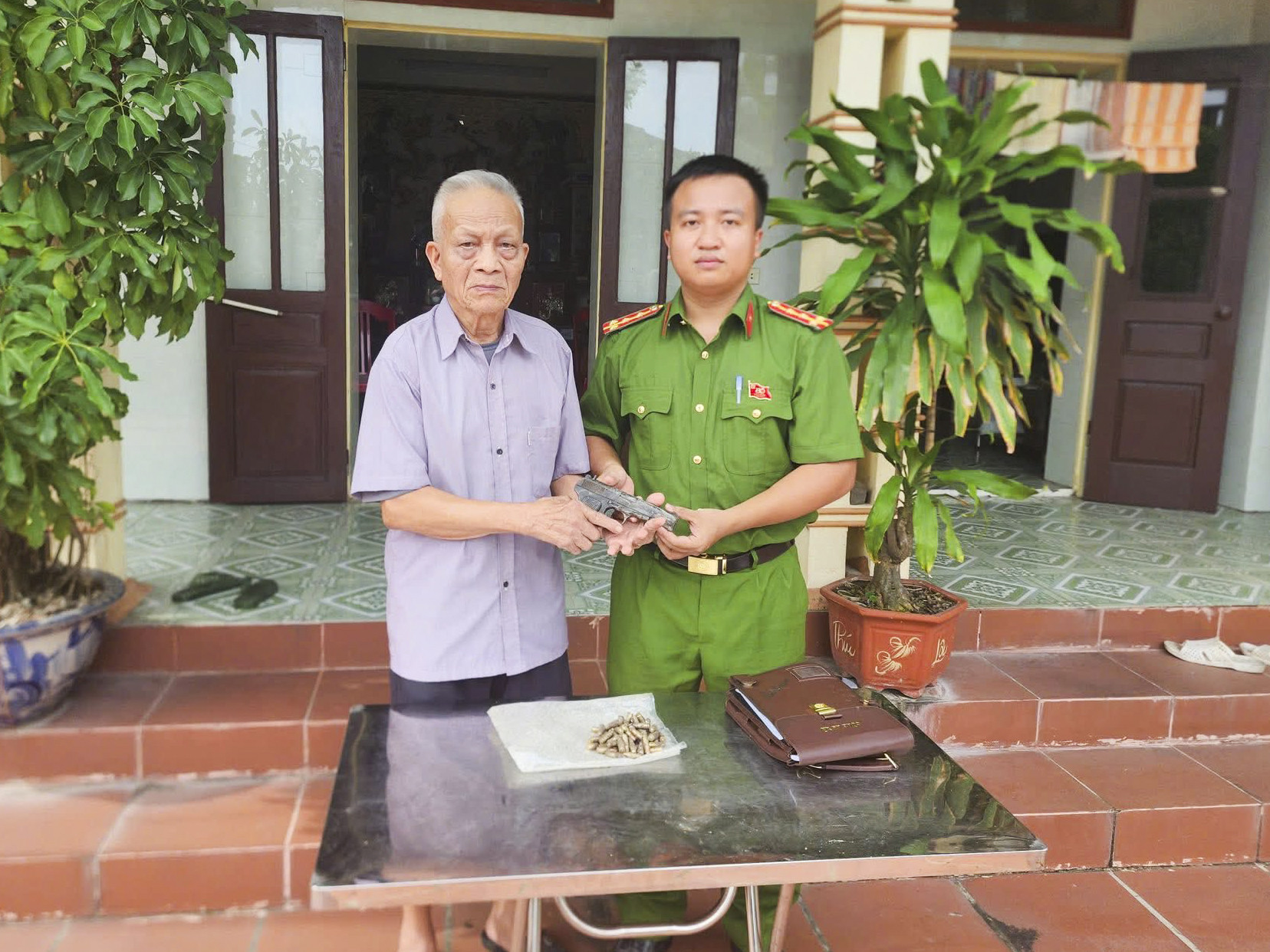 Đào chuối trên đê, người đàn ông ở Ninh Bình phát hiện thứ đáng sợ, lập tức báo công an