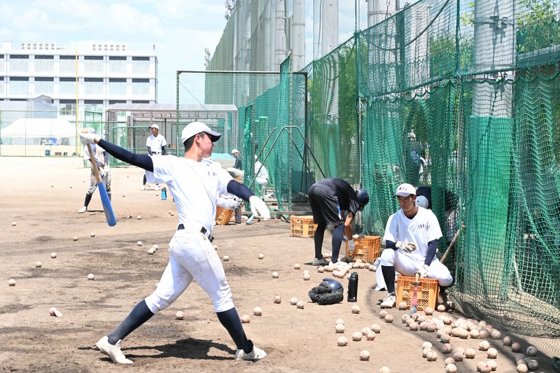グラウンドで練習する叡明の選手たち＝埼玉県越谷市で2025年7月30日午前11時37分、板鼻歳也撮影