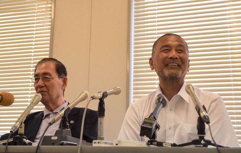 検察側の上告断念の発表を受け、記者会見に臨んだ前川彰司さん（右）＝福井市で2025年8月1日午後5時3分、島袋太輔撮影
