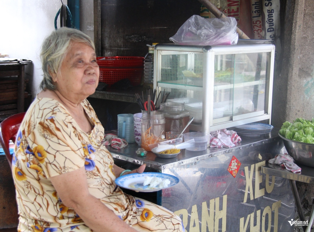 Quán bánh xèo độc lạ của vợ chồng cùng tên, khách muốn ăn phải chờ nhóm bếp