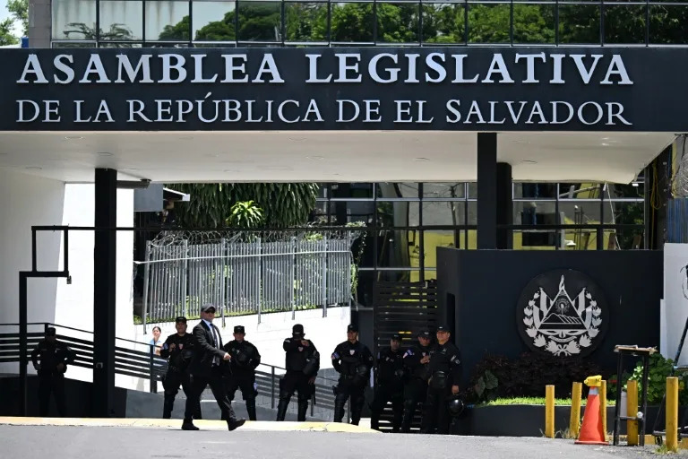 El Salvador extends detention of suspected gang members