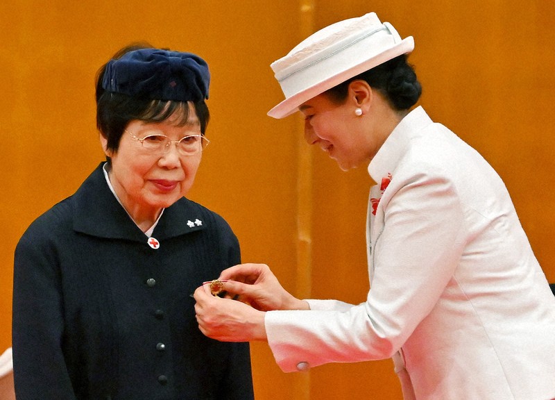 皇后さま、ナイチンゲール記章授与式に出席　受章者と懇談も