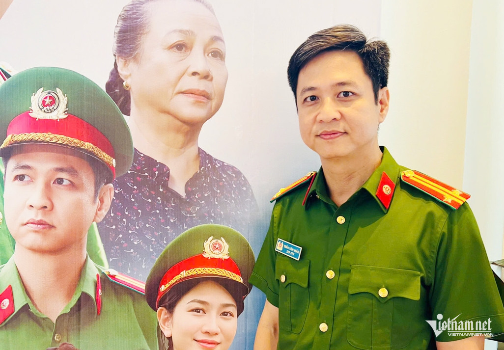 Trung tá Hoàng Công 24 năm làm công an, hạnh phúc bên người vợ thứ hai hơn tuổi
