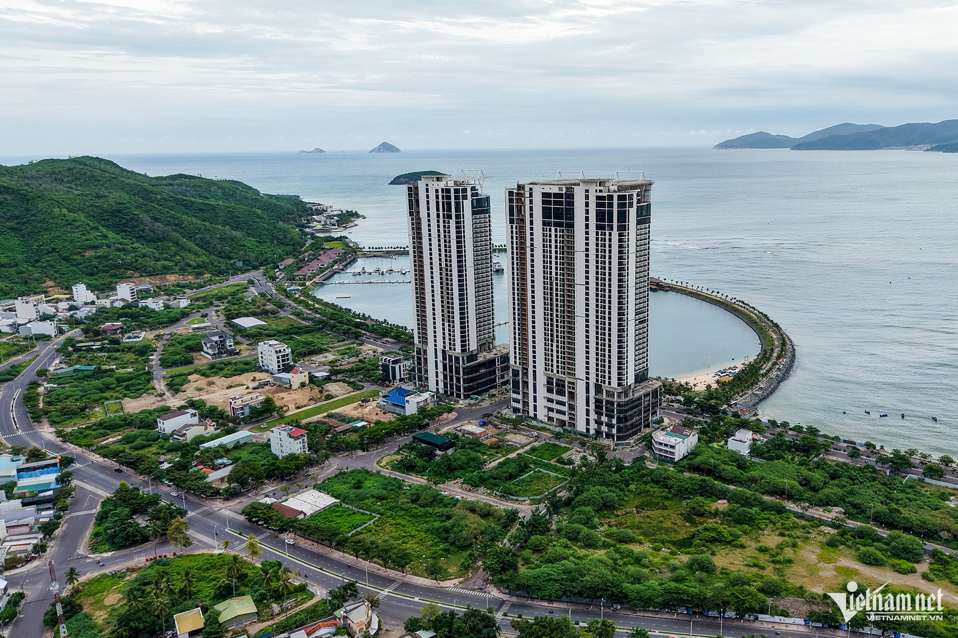 Siêu cao ốc nghìn tỷ ‘trơ xương’ bên bờ vịnh Nha Trang, ngân hàng ‘mắc kẹt’ vốn