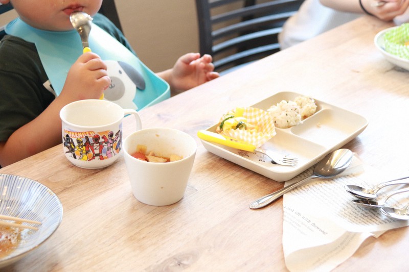 「子ども食堂まんぷく」では、サラダに入れるキュウリを下ゆでしたり、薄味にしたりと幼児から大人まで食べやすいメニューになるよう工夫している＝東京都杉並区で2025年8月14日午後0時26分、山本萌撮影