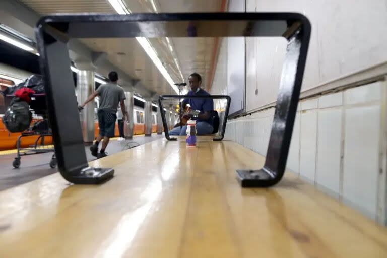 Muchas ciudades hoy vienen aplicando medidas más sutiles para intentar impedirle a los indigentes o discapacitados estar en determinadas zonas públicas.