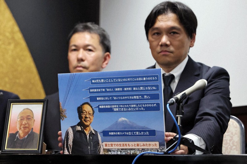警視庁の鎌田徹郎副総監、最高検の小池隆公安部長、東京地検の市川宏次席検事から謝罪を受け、相嶋静夫さんの言葉をパネルで伝える遺族＝横浜市内の霊園で2025年8月25日午前10時57分、和田大典撮影