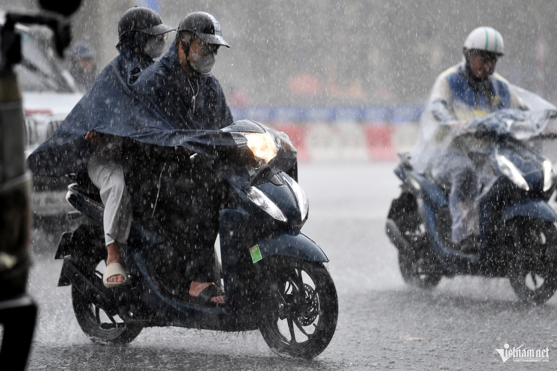 Dự báo thời tiết 22/8/2025: Miền Bắc mưa lớn tầm tã ở vùng núi, Hà Nội chỉ 32 độ