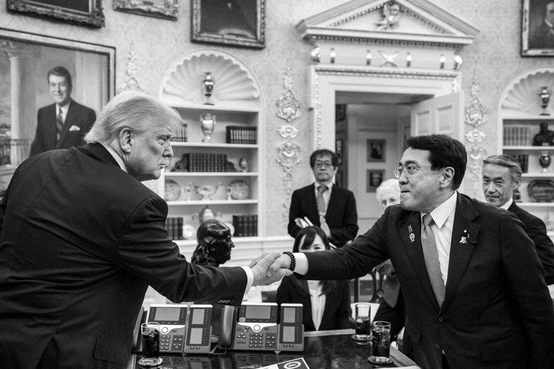 トランプ米大統領(左)と握手する赤沢亮正経済再生担当相=米政権幹部のSNSの投稿から