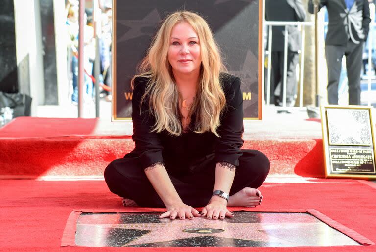 La actriz posó con la flamante estrella que lleva su nombre en el Paseo de la Fama de Hollywood, en 2022