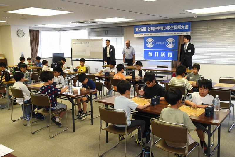 熱戦を繰り広げる谷川杯争奪小学生将棋大会の参加者ら＝神戸市中央区の毎日新聞神戸ビルで2025年8月2日午前9時29分、柴山雄太撮影