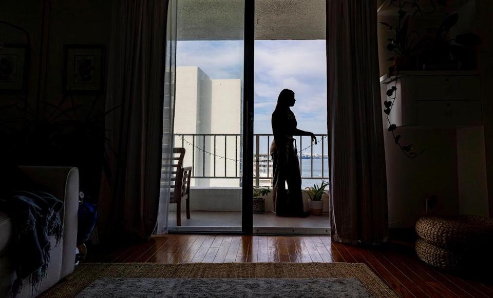 Luisa mira desde el balcón de su apartamento en Brickell el viernes 18 de julio de 2025, en Miami, Florida.