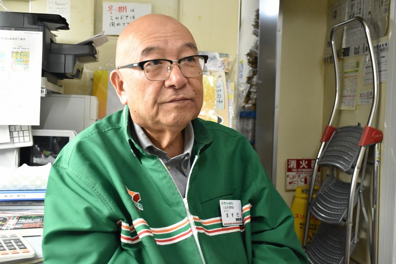 セブン-イレブン八王子万町店のオーナー、増田敏郎さん=東京都八王子市万町で2025年7月29日午後2時37分、鴨田玲奈撮影