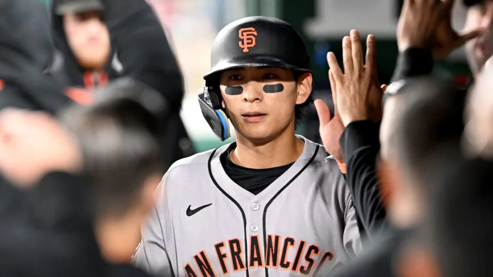 Jung Hoo Lee realizó una atrapada espectacular para los Giants contra los Rays de Tampa Bay. - <em>Greg Fiume/Getty Images</em>