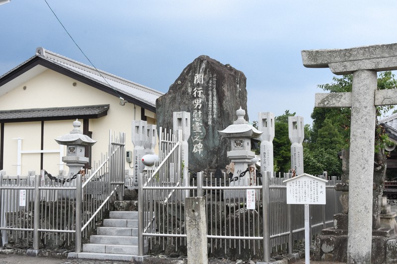 楢本神社に立つ関行男大尉ら敷島隊員5人の慰霊碑＝西条市で2025年7月8日午後4時12分、狩野樹理撮影