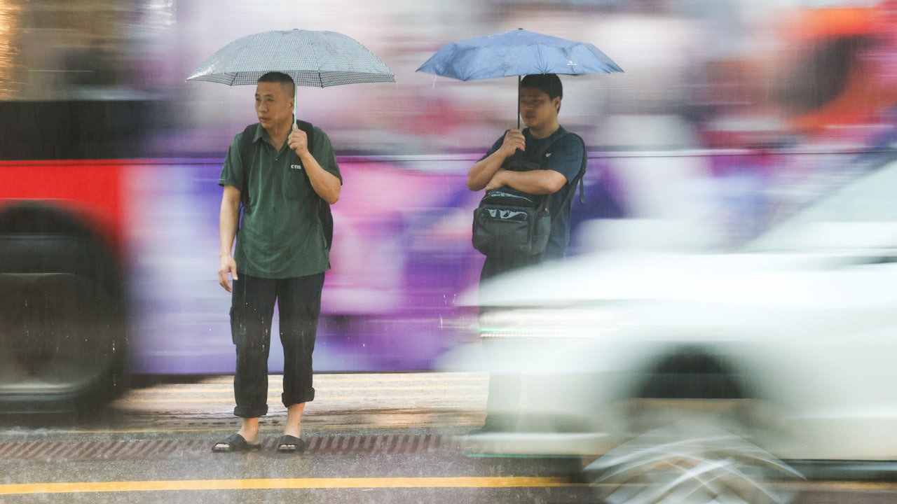 黑雨．交通消息｜逾百航班升降延誤　2班取消　2班轉飛其他機場
