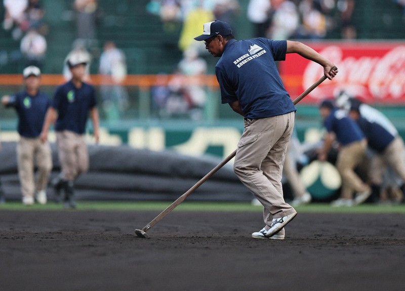 「神整備」阪神園芸、大忙し　度重なる雨天中断、15日の夏の甲子園