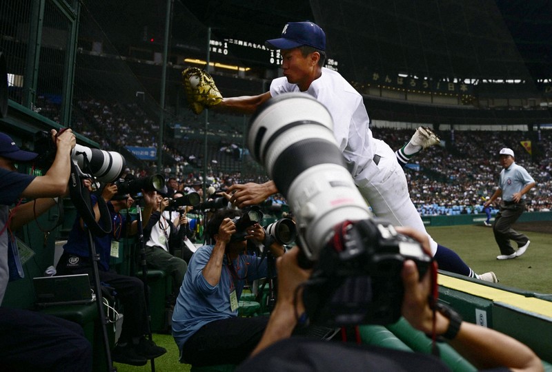 佐賀北主将、カメラマン席に飛び込む好捕　拍手湧く　夏の甲子園