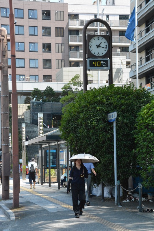 静岡市内の温度計も40度に達した＝静岡市葵区で2025年8月6日午後1時15分ごろ、藤渕志保撮影