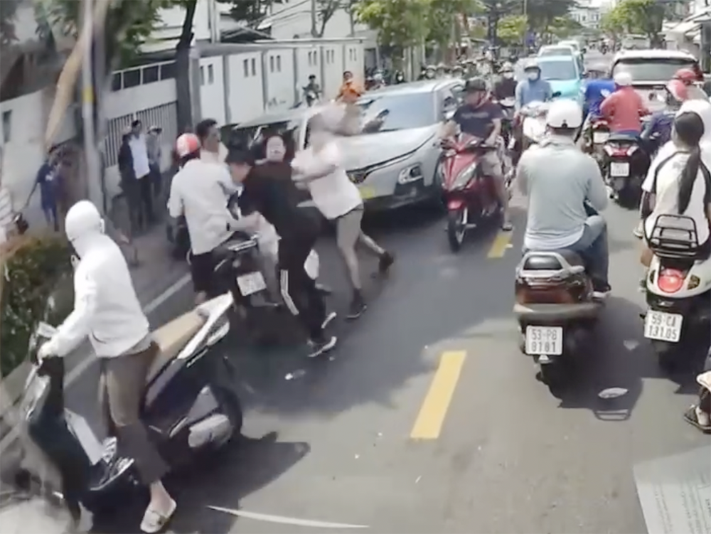 Vụ ẩu đả ở TPHCM: Triệu tập nhóm người đi ô tô, dựng lại hiện trường trong đêm