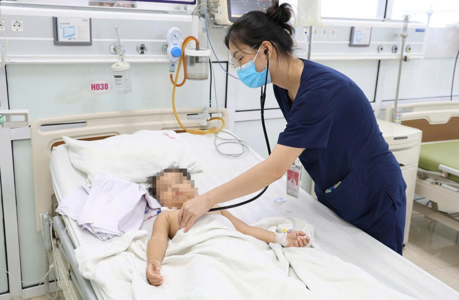 Bé 4 tuổi đuối nước ở bể bơi, người thân hoảng loạn sơ cứu sai cách